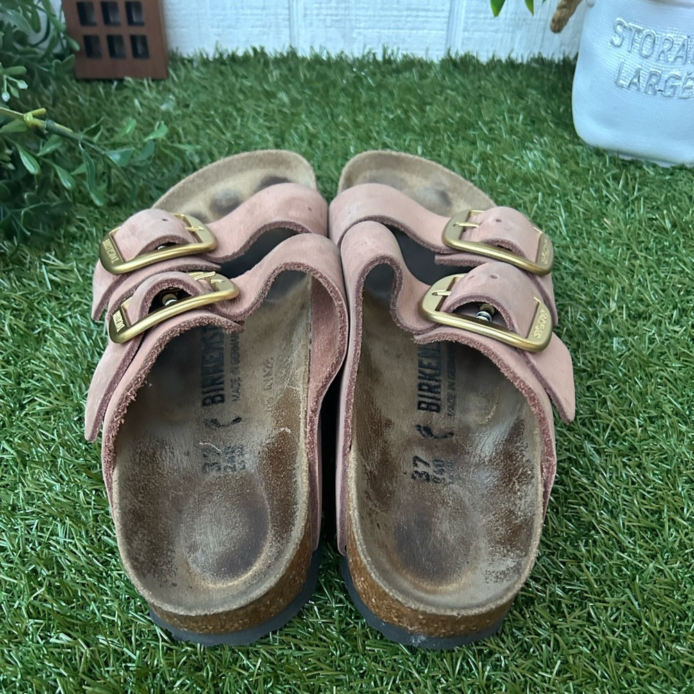 Birkenstock
Arizona Big Buckle-Nubuck Leather
$170 37 US 6-6.5
Old Rose Nubuck - Picture 13 of 16